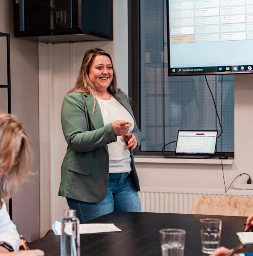 Customer Service Textblock 1 Woman presentating to other women in a meeting room
